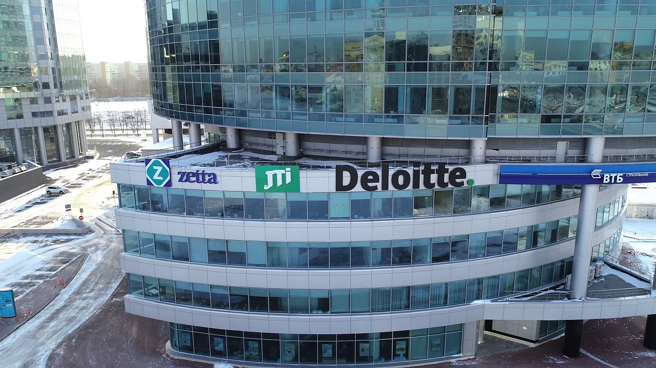 Фасадные вывески «Deloitte» и «Zetta страхование» на фасаде БЦ Президент