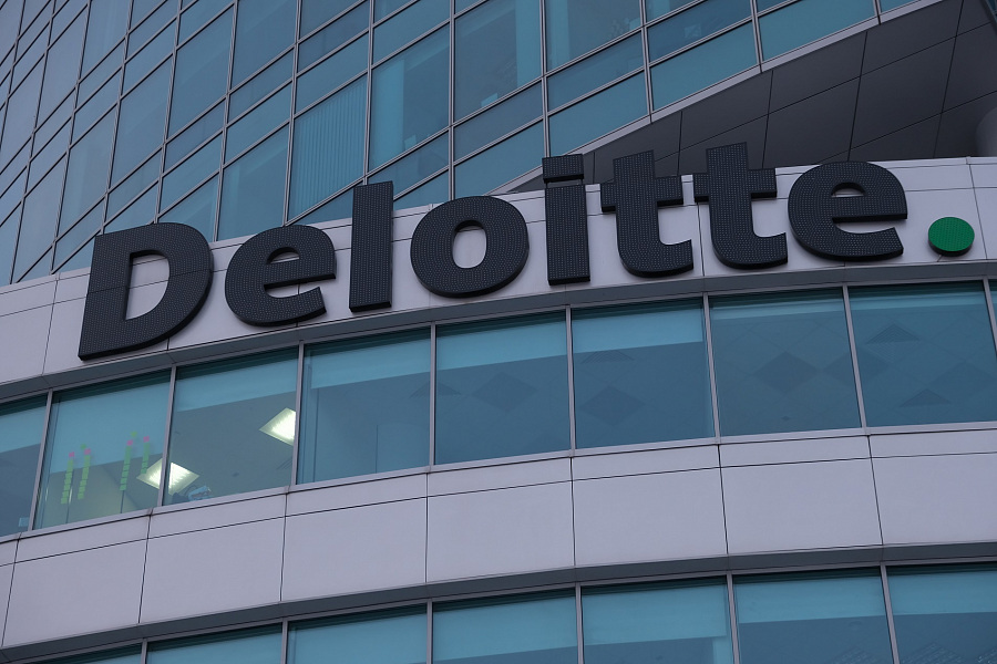 Фасадные вывески «Deloitte» и «Zetta страхование»