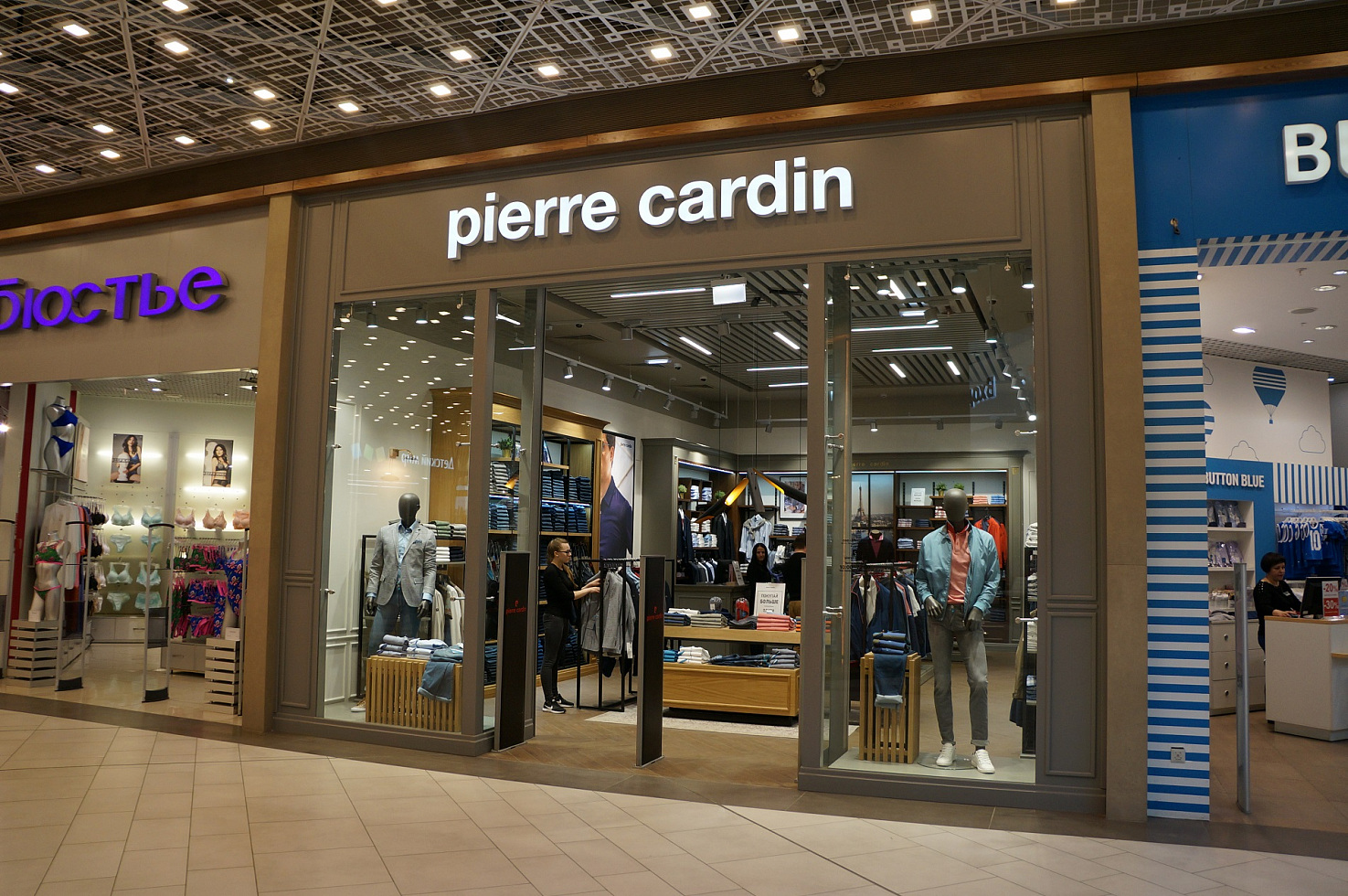 Объемные световые буквы, монтаж безрамным способом со скрытой проводкой, Pierre Cardin