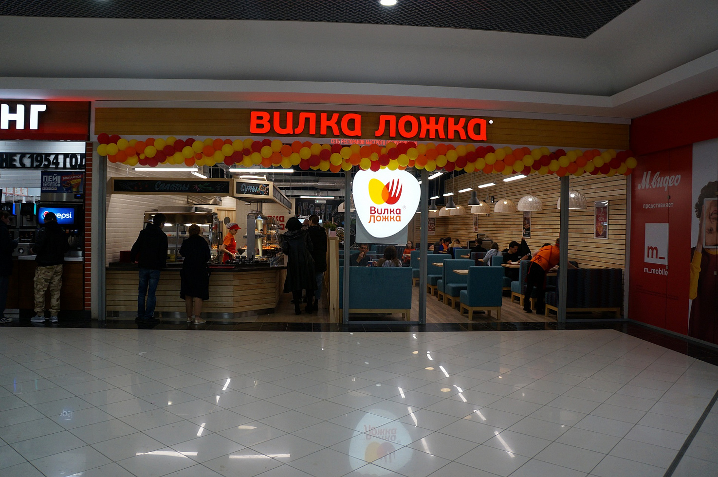 Основа металлокаркас облицованный фанерой с покрытие лаком, на лицевой части объемные световые буквы Вилка Ложка