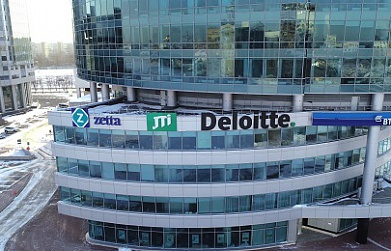 Фасадные вывески «Deloitte» и «Zetta страхование» на фасаде БЦ Президент